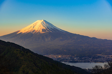 Fototapeta premium Góra Fuji wschód słońca z cityspace