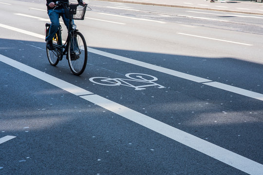 Radweg und Abbiege Markierung auf einer Strasse mit Fussg&auml;ngern