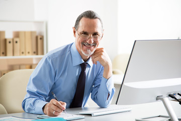 Naklejka premium Portrait of senior businessman working in an office
