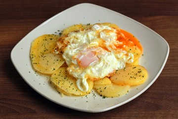 Huevos fritos con patatas