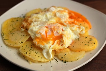 Huevos fritos con patatas