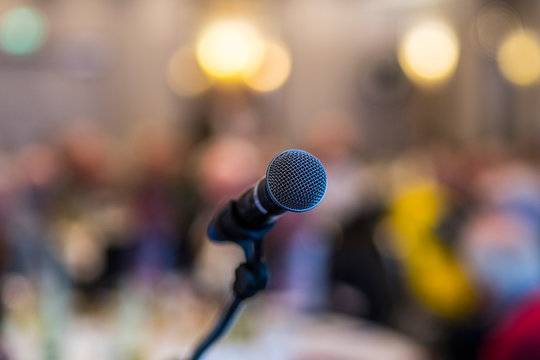 Mikrofon bei einer Veranstaltung mit unscharfem Hintergrund