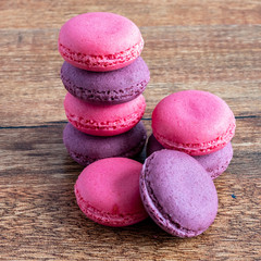 macaroni,French pastry made of egg whites, sugar and ground almonds.