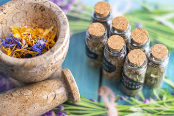 Mörser für Heilkräuter aus der Naturapotheke, Gesunde Naturmedizin,