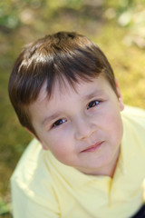 retrato de niño sonriente mirando hacia arriba