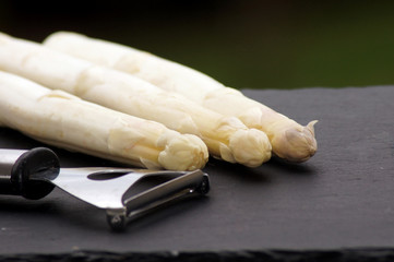 Junger Spargel auf einer Schieferplatte