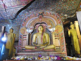 Obraz premium The golden temple of Dambulla is world heritage site and has a total of a total of 153 Buddha statues, three statues of Sri Lankan kings and four statues of gods and goddesses.