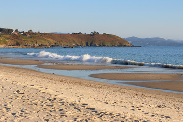 costa de Galicia, playa Major en Sanxenxo con oleaje