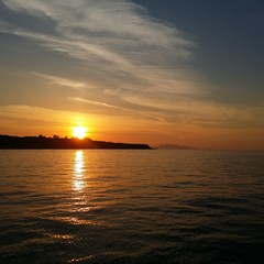 tramonto sul mare con sfondo delle isole eolie