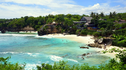 herrliche Badebucht am Meer auf der Insel Ceningan in Indonesien