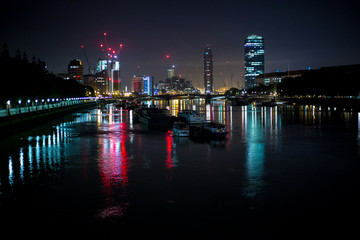 Fototapeta na wymiar Londres de noche
