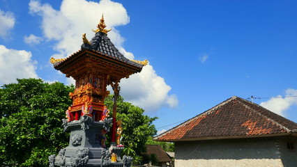 kleiner bunter hinduistischer Haustempel in Bali