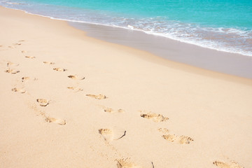 impronte sulla sabbia spiaggia isola