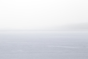Vista de un lago nublado, ago Ness 