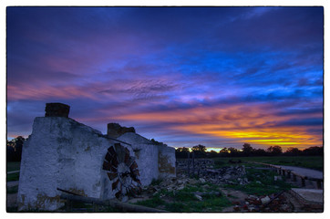 Obraz premium Sunset old house right