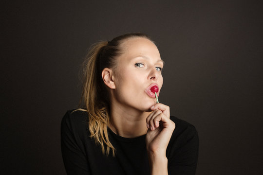 Frau mit Lolli Lutscher