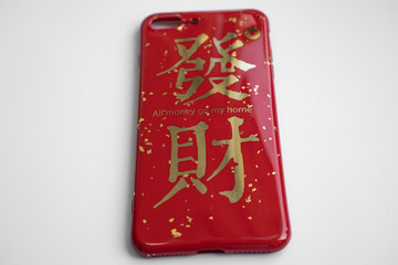 phone case  placed on white background, with word translated as 