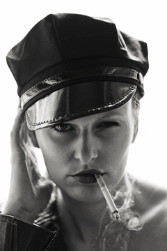 rauchende Frau mit M&uuml;tze und Zigarette schwarz weiss