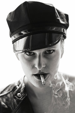 rauchende Frau mit M&uuml;tze und Zigarette schwarz weiss