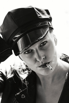 rauchende Frau mit M&uuml;tze und Zigarette schwarz weiss