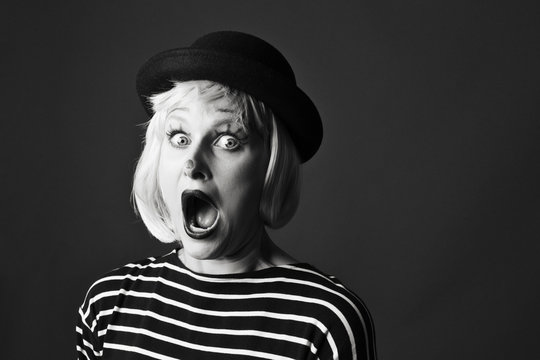 Clown Frau mit Hut Grimasse Kost&uuml;m