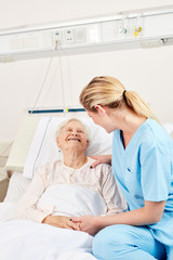 Krankenschwester und Senior Frau im Gespräch