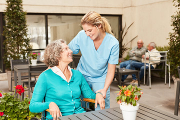 Pflegekraft kümmert sich um Senior Frau