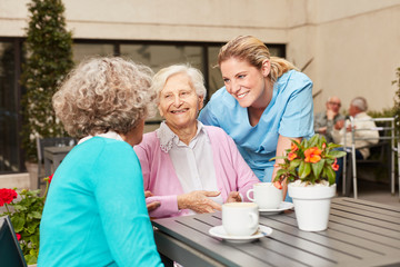 Senior Frauen unterhalten sich im Altenheim