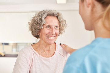 Therapeutin motiviert Senior Frau in der Reha