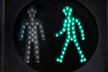 Signal routier lumineux vert pour passage piéton : 