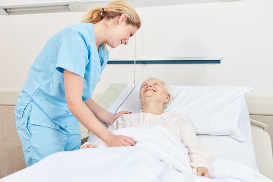Krankenpflegerin kümmert sich um Seniorin