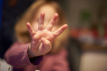 Blondes Kind zeigt 4 Finger