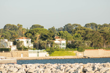 Villa au Cap d'Antibes, Provence, Côte d'Azur, France vue depuis la digue du Port Gallice à Juan les Pins