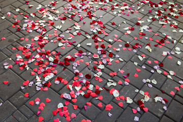 Obraz premium Background of rose petals on the pavement, heart shape. Wedding theme.