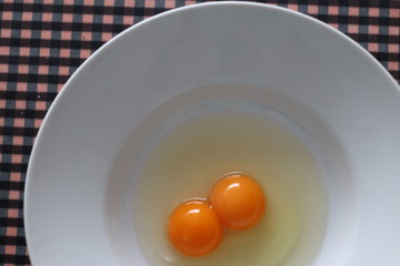 Huevos gemelos en un plato blanco