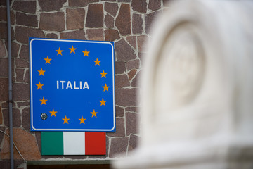 Hinweisschild auf die italienische Staatsgrenze Grenze am Brenner Grenzübergang von Österreich...