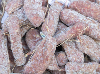 Plan rapproché sur un étal de charcuterie italienne sur un marché