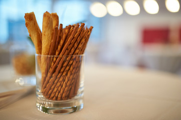 Salzstangen in einem Glas auf einem Tisch