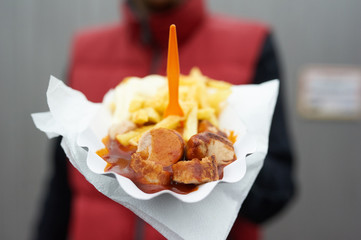 Pappschale mit Currywurst und Pommes