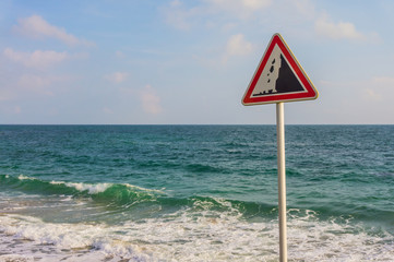 Warnschild Steinschlag an der Steilküste - Warning sign Steinschlag at the steep coast