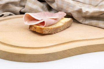 Faire simple en cuisine - sandwich jambon blanc et beurre sur du pain de campagne