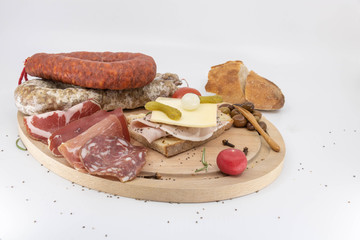 Plateau en bois assortiment de charcuterie sandwich et différents saucissons