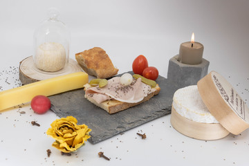 Repas romantique, vaisselle élégante, diner aux chandelles, plateau de fromages et apéritif