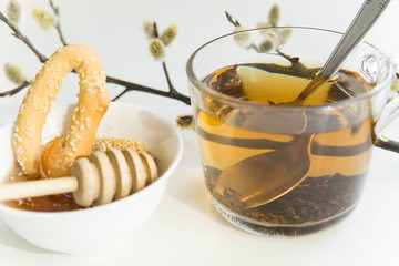 Black tea with cracks and honey