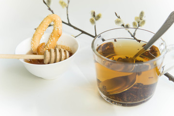Black tea with cracks and honey