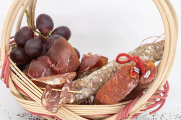 Panier pique-nique des vendanges avec raisin et charcuterie