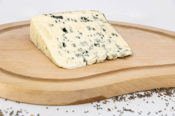 Dégustation rustique de fromage bleu au lait de brebis sur une assiette en bois