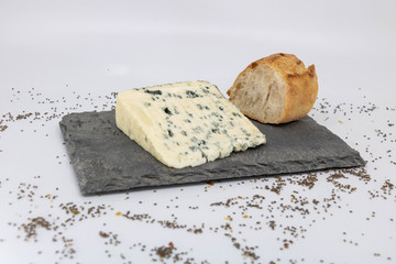 Fin de repas en France, fromage rustique et tranche de baguette de pain