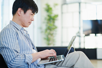 ミドル男性　自宅　ライフスタイル