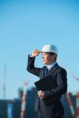 ミドルビジネスマン　建設　青空